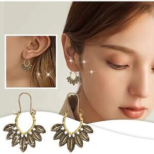 3/15 NWT bohemian vintage style gold tone earrings
